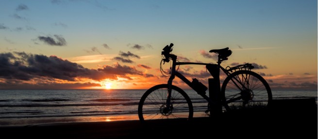 beach-bike-sunset-picture-id693937128.jpg