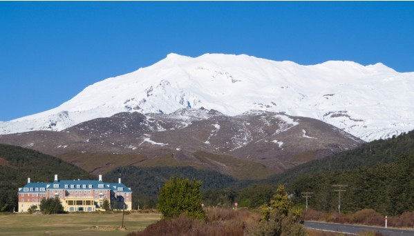 mount-ruapehu-and-chateau-picture-id91369008.jpg