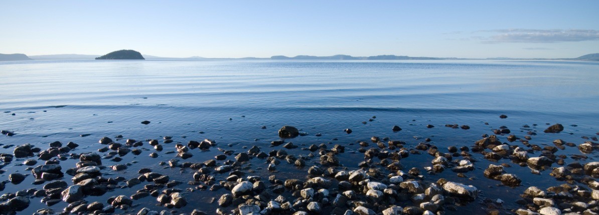 evening-at-lake-taupo-picture-id170616189.jpg