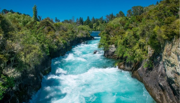 huka-falls-waikato-river-new-zealand-picture-id589576642.jpg