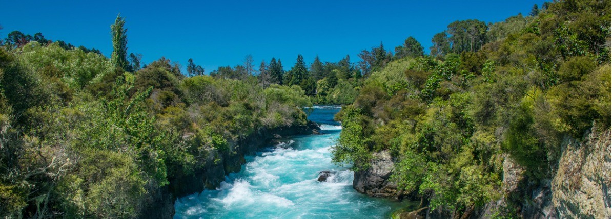 huka-falls-waikato-river-new-zealand-picture-id589576642.jpg